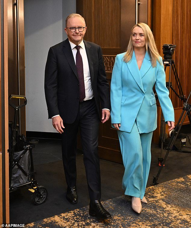 Albo anuncia reformas radicales a la publicidad de los juegos de azar y busca desviar la atención de la crisis del combustible en Australia