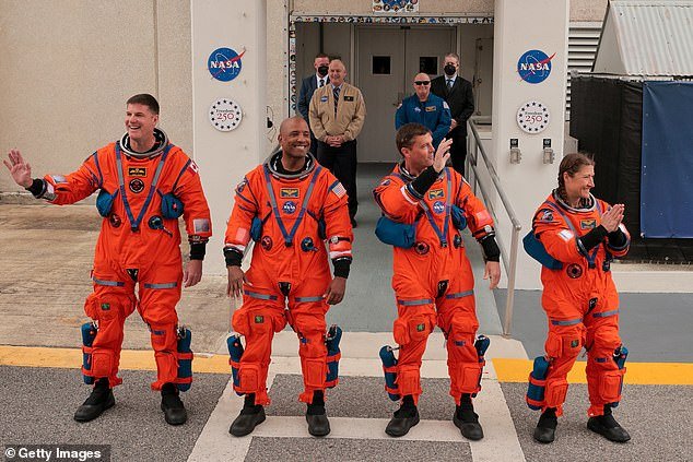 Los fanáticos del deporte quedan atónitos al saber que un exjugador de fútbol universitario es piloto de Artemis II en un viaje histórico a la luna.