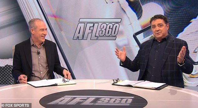 En un desastre televisivo, la leyenda del fútbol es sorprendida llamando “policía ministra” a una de las mujeres más poderosas de Australia.