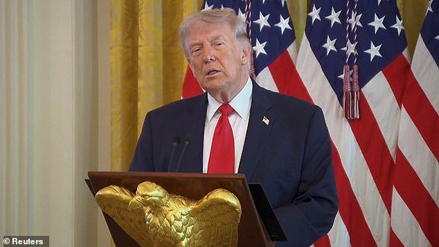 Trump se burla de Macron mientras pronuncia un discurso televisado condenando a Europa por no ayudar a abrir el Estrecho de Ormuz, pero afirma que la guerra terminará “en breve”.