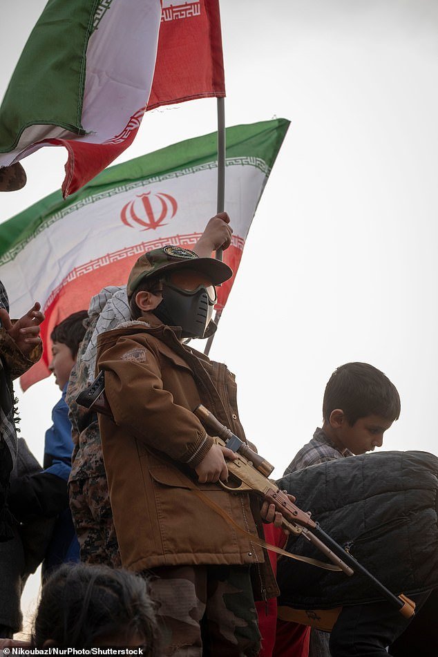 Desesperados mulás iraníes lanzan una campaña de reclutamiento militar “para defender el suelo del país” y envían mensajes de texto masivos después de “armar a niños de 12 años con armas para regular las calles”