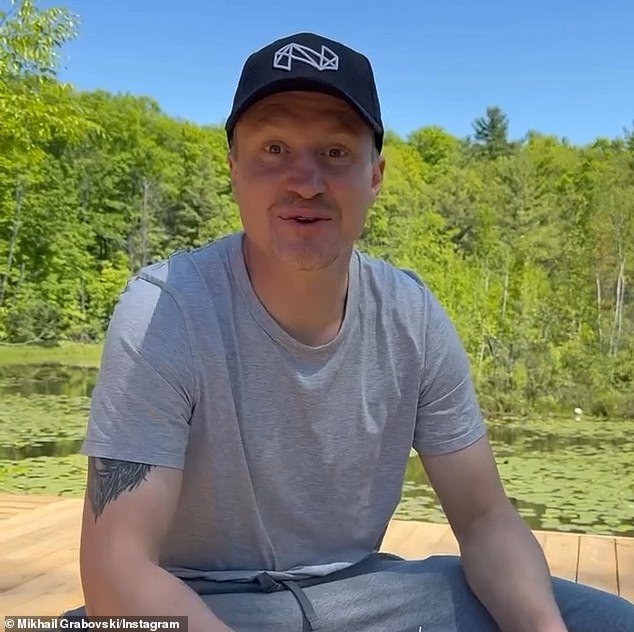 La ex estrella de la NHL Mikhail Grabovski ha sido acusada de agresión después de atacar al entrenador juvenil contrario tras un explosivo partido de playoffs.