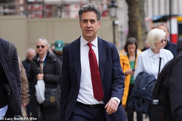 Ed Miliband se ve obligado a dimitir por su apoyo al proyecto del campo de gas del Mar del Norte después de insistir en que Net Zero es la “misión central” del gobierno laborista.