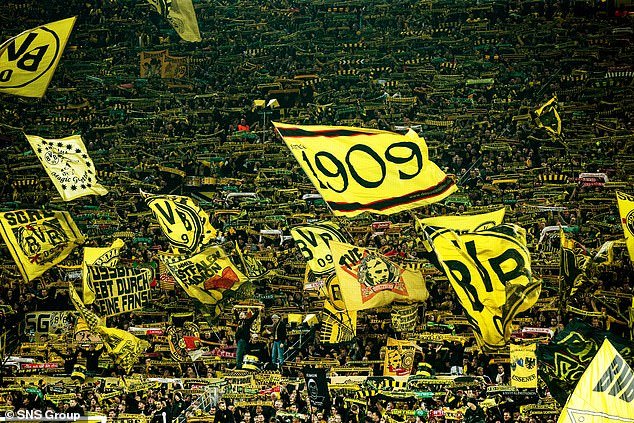 El Borussia Dortmund “se enfrenta a un gran problema con la icónica tribuna sur del Muro Amarillo”, mientras el enojado jefe del club critica la decisión de “NIUSSENSE”