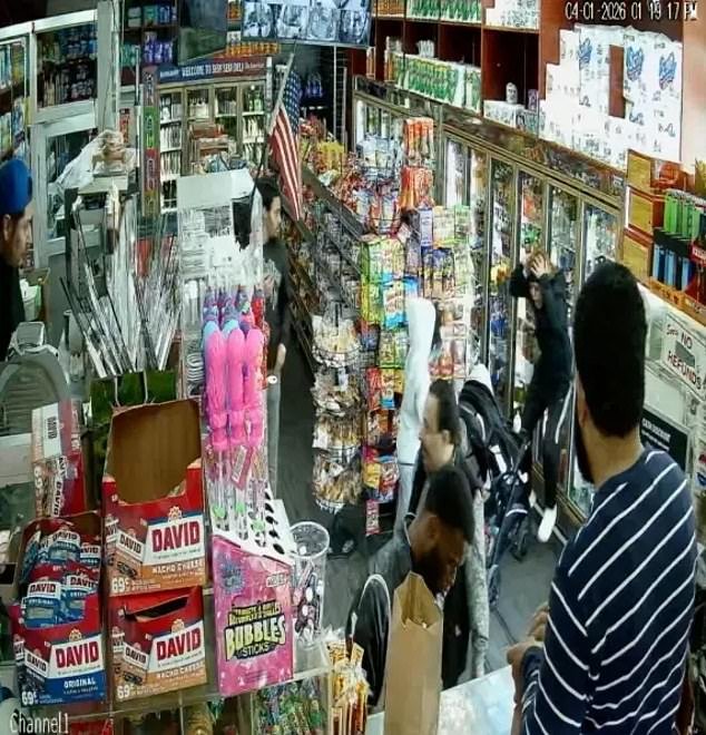 Una madre angustiada de Nueva York se dio cuenta de que un hombre armado le había disparado a su bebé y huyó en una scooter.