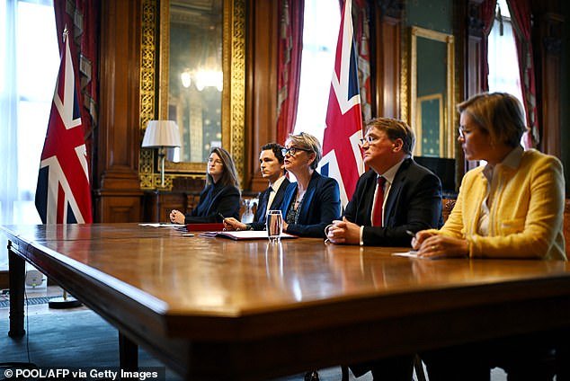 Europa rechaza el llamado “poco realista” de Trump de reabrir por la fuerza el Estrecho de Ormuz, mientras Macron le dice que se ponga “serio” y Gran Bretaña lanza una iniciativa “diplomática”.