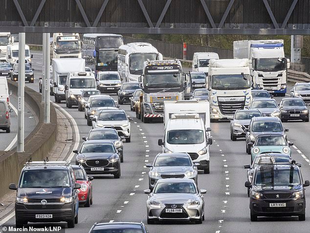 Advertencia de escasez de gasolineras para el fin de semana de Pascua, ya que los automovilistas amenazan con repostar dos veces para mitigar los precios “realmente exorbitantes”