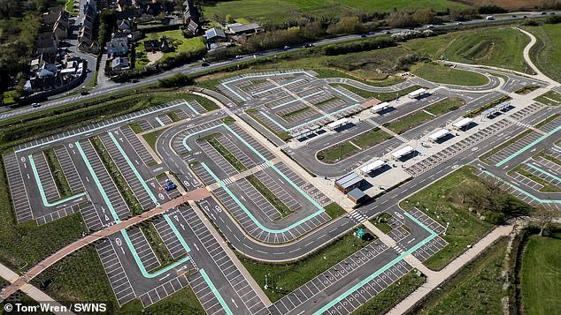 El aparcamiento, cuya construcción le costó al ayuntamiento 32 millones de libras esterlinas, todavía no está en uso dos años después debido a retrasos en el tráfico.