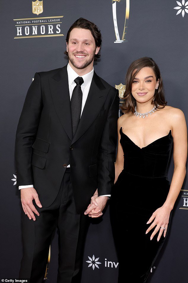 Hailee Steinfeld y su esposo, la superestrella de la NFL, Josh Allen, anuncian el nacimiento de su hija con una emotiva declaración