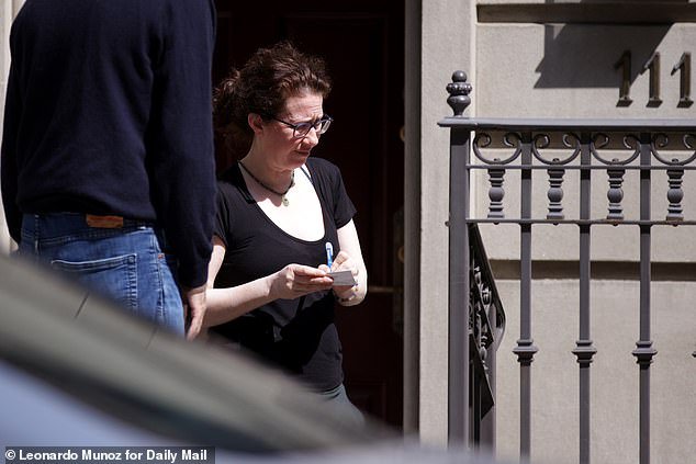 La victoria de una viuda adinerada como la peor usurpadora sospechosa de Estados Unidos la lleva a ser desalojada de la casa de 13 millones de dólares que había hecho suya tras la muerte repentina de su marido.