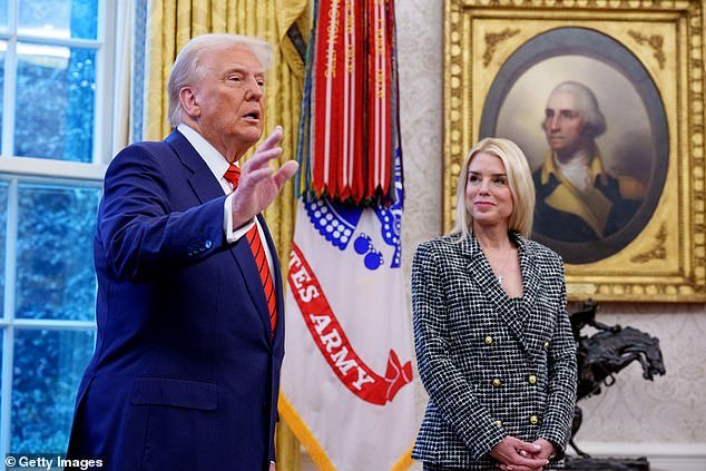 Trump ELIGE a Pam Bondi después de un año tumultuoso de torpezas en el expediente de Epstein y la ira de las bases del MAGA tras el enfrentamiento en la Casa Blanca