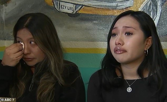 La desesperación de las hermanas cuando su padre es arrestado por ICE mientras su madre sufre de cáncer cerebral en etapa cuatro.