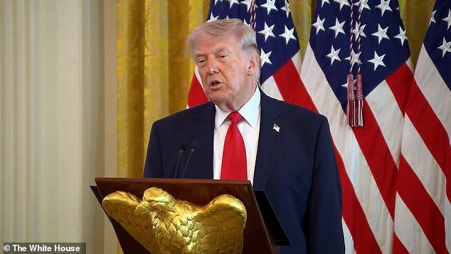 ‘Tengo que preguntarle a mi equipo’: Momento en el que Donald Trump se burla de Keir Starmer haciéndose pasar por él tras asar a Macron por la bofetada a Brigitte