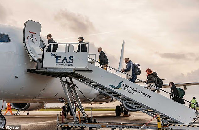 La aerolínea se ha visto obligada a cancelar vuelos de Newquay a Londres después de que los costes del combustible aumentaran enormemente como resultado de la guerra de Irán.