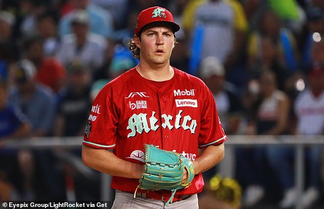 Trevor Bauer, ex estrella de la MLB caído en desgracia, finalmente está sellando su regreso al béisbol en los Estados Unidos… pero no al nivel que había planeado.