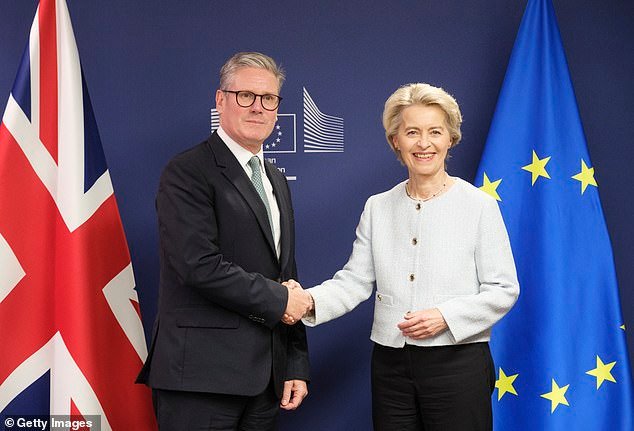 Keir Starmer está planeando una “nueva traición del Brexit” en el décimo aniversario de la histórica decisión de Gran Bretaña de abandonar la UE.