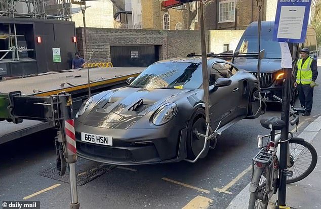 Momento en el que confiscan el Porsche de 300.000 libras del empresario millonario saudí después de ignorar una multa por exceso de velocidad