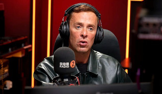 Scott Mills se retiró silenciosamente de su concierto de Boyzone en el Arsenal Stadium después de que la BBC despidiera a la estrella.