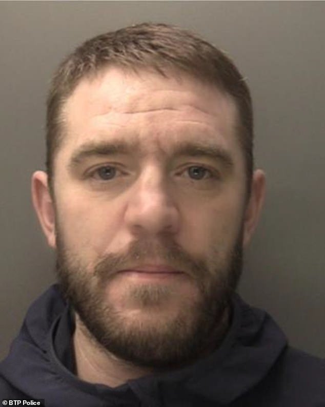 La policía buscaba a un hombre de 36 años después de que una mujer fuera “violada en una estación de tren británica” en un ataque nocturno