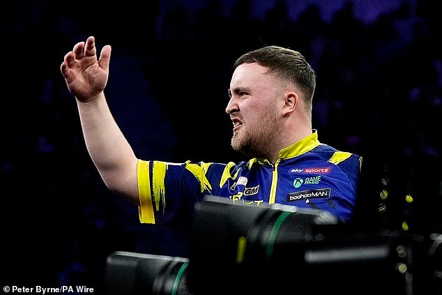 Luke Littler choca con Gian van Veen en el escenario: la estrella de 19 años se burla de su oponente con gestos llorosos después de haber sido acusado de celebrar sus dardos fallidos, mientras su rival llama al campeón del mundo “pobre perdedor”.