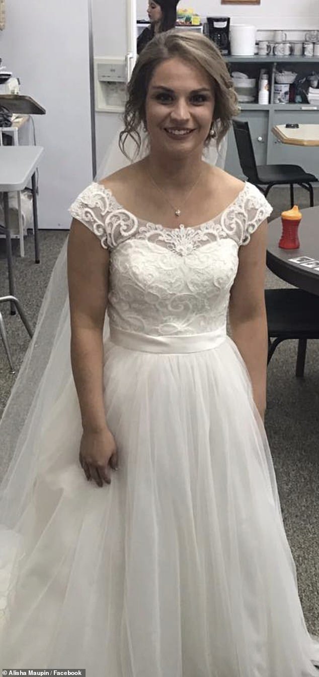 Entrenador de fútbol casado, de 31 años, arrestado tras “enviar imágenes ofensivas a un estudiante adolescente”