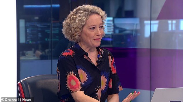 Cathy Newman llora durante su última velada en el Canal 4 mientras entrevista a los padres de una niña que se quitó la vida en el foro sobre suicidio.