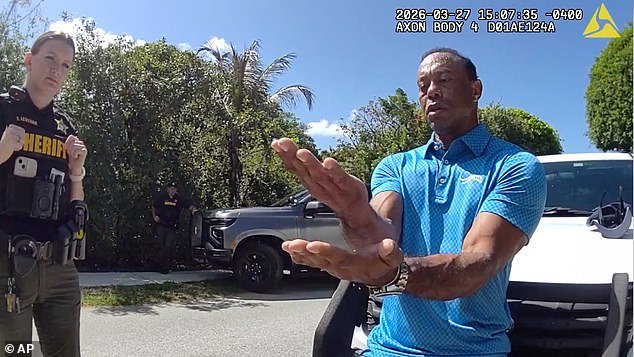 Nuevas imágenes de cámara corporal muestran al inseguro Tiger Woods fallando una prueba de sobriedad y siendo esposado después de un accidente automovilístico