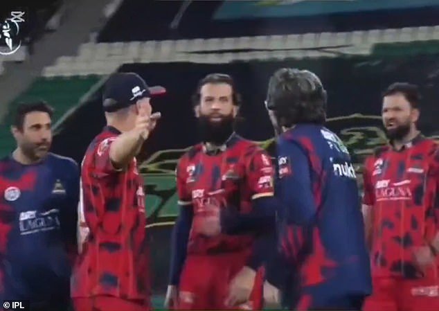 David Warner irrumpe en el ex rival de Ashes, Moeen Ali, en un explosivo partido de PSL mientras su compañero de equipo interviene durante el acalorado choque.