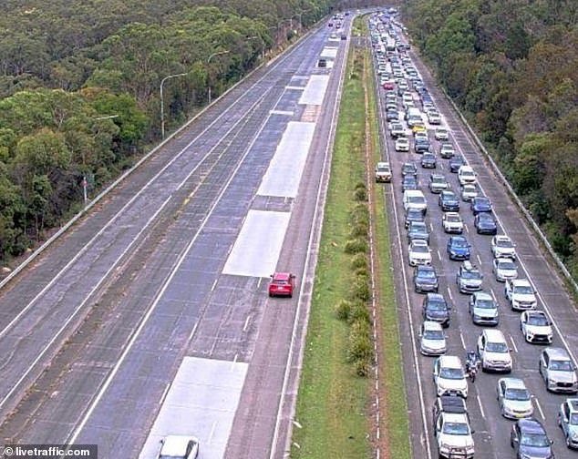 Una emergencia médica está provocando un ENORME atasco de 16 kilómetros en la M1, otro golpe para los automovilistas australianos que viajan durante Semana Santa.