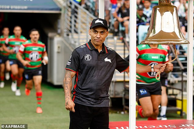 Escenas emotivas cuando la leyenda del fútbol enferma de cáncer toca la Legacy Bell en lo que podría ser su último partido el Viernes Santo.