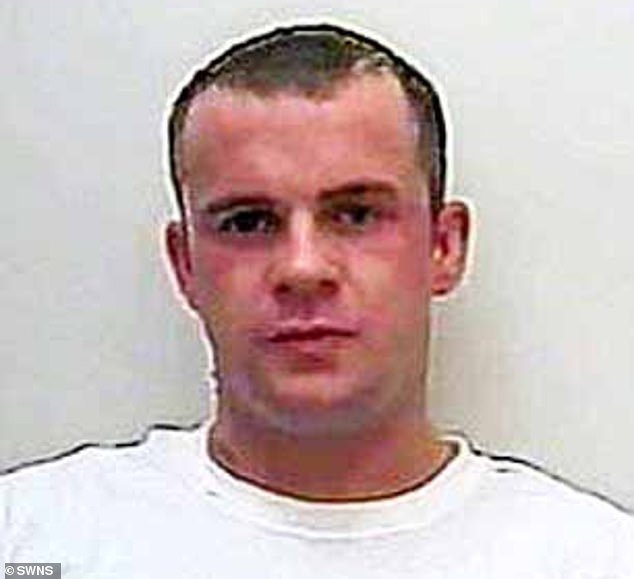 La investigación se inició después de que muriera en prisión el luchador de jaula de 40 años que asesinó a dos agentes del IRA que querían convertirlo en un traficante de drogas.