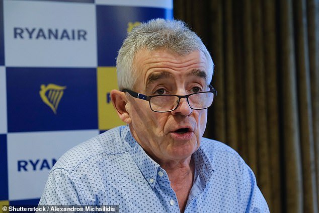 Las colas de cuatro horas para obtener pasaportes son un castigo por el Brexit de la UE, afirma el jefe de Ryanair