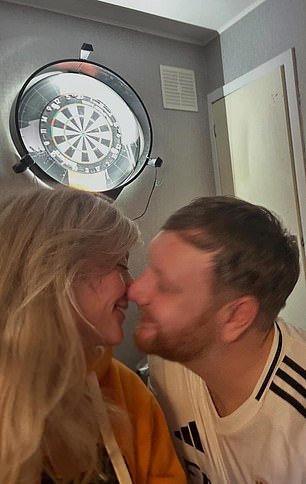 La estrella de los dardos, que golpeó la mesa con furia por la Copa del Mundo y “no dejó sensación en los dedos”, encuentra un nuevo amor después de separarse de Queen of the Ally Pally