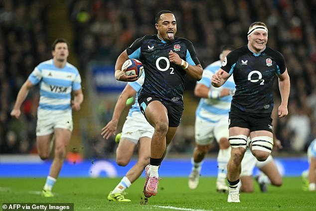 Dejado nuevamente por Inglaterra, Max Ojomoh vio la rendición de Irlanda en un bar irlandés en Marruecos… y revela las TRES cosas que Steve Borthwick le dijo que mejorara