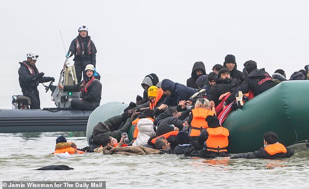 Shabana Mahmood es acusada de “secreto impactante” sobre la entrega de hasta 40.000 libras esterlinas a familias de solicitantes de asilo rechazados