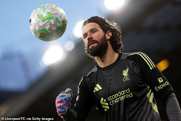 El técnico del Liverpool, Arne Slot, ofrece una actualización preocupante sobre el estado físico de Alisson… pero hay mejores noticias sobre Mohamed Salah antes del enfrentamiento de la Copa FA contra el Manchester City.
