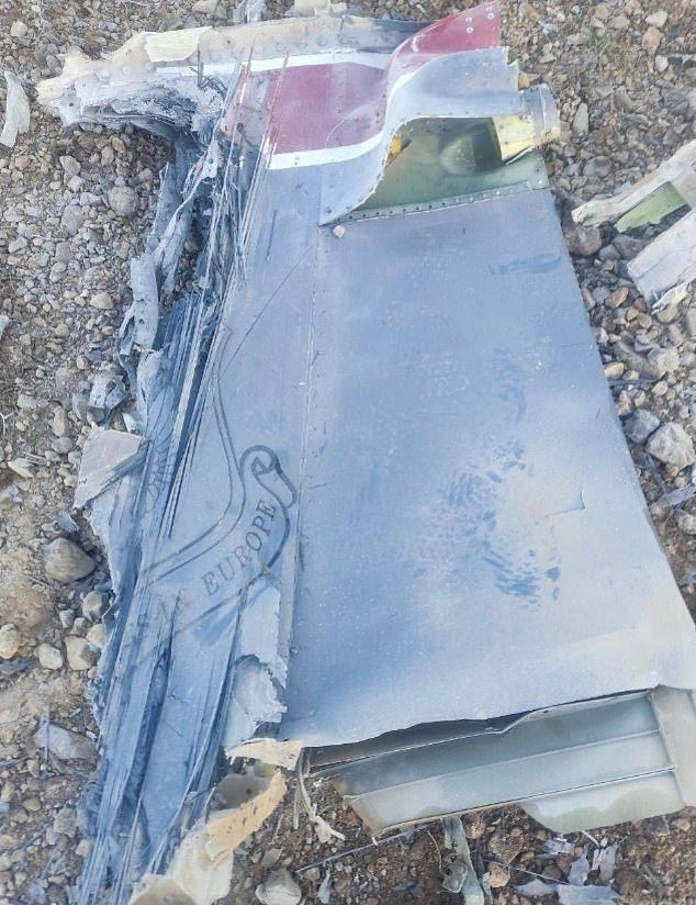 Irán ofrece recompensas por los pilotos estadounidenses mientras el régimen distribuye imágenes escalofriantes que afirman que derribó un avión estadounidense.