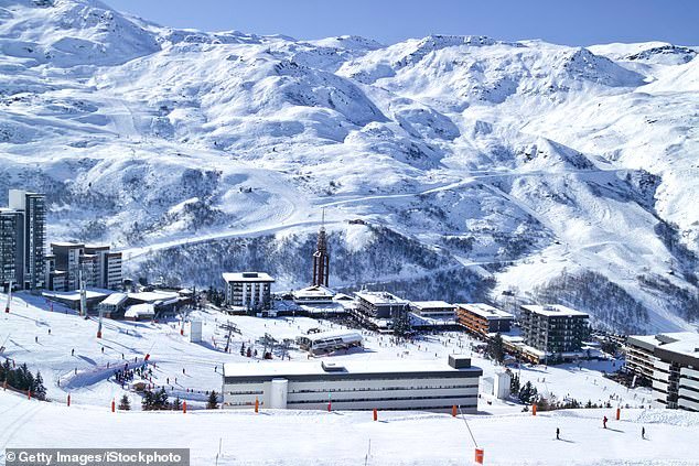 Tragedia: un esquiador británico de 45 años se desploma y muere mientras descendía de la mejor estación de esquí francesa