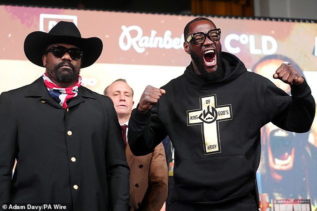 El enfrentamiento de Deontay Wilder con Derek Chisora desciende al caos porque sus guantes NO fueron aprobados