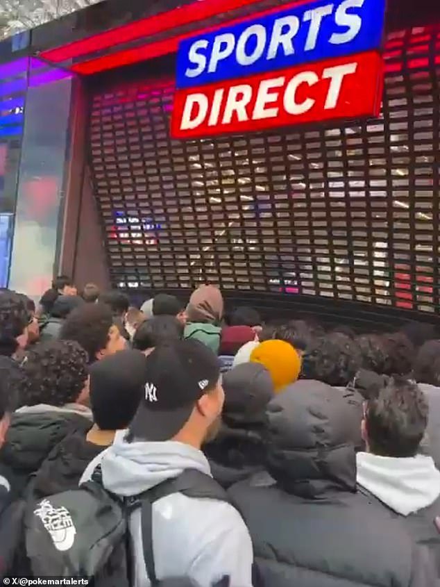 En este momento, los fanáticos locos de Pokémon están abriendo las contraventanas de Sports Direct mientras se apresuran a buscar nuevas tarjetas coleccionables que podrían valer miles de dólares.