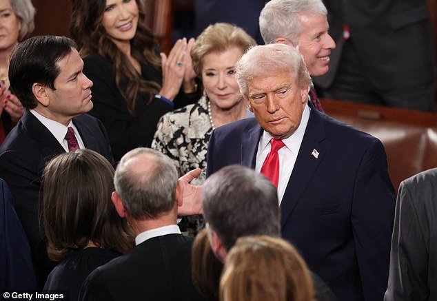 Se descubre el escándalo secreto de atención médica del conservador SCOTUS mientras los liberales temen los planes de Trump para transformar la corte