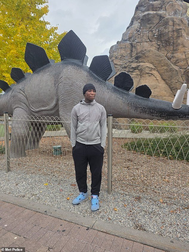 En la foto: Un colegial londinense de 14 años asesinado a tiros a plena luz del día en un “ataque selectivo”, mientras la policía arresta a tres adolescentes en una investigación de asesinato.