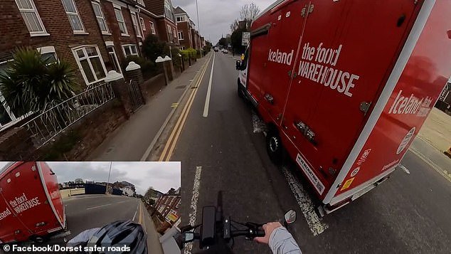 Actualmente, el nuevo “Mikey ciclista” se enfrenta enojado al repartidor islandés por pasar demasiado cerca de él mientras circula FUERA del carril bici. Entonces ¿quién tiene razón?