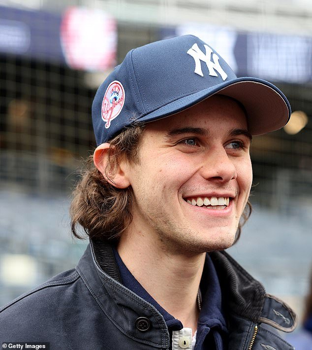 El héroe estadounidense del hockey sobre hielo, Jack Hughes, muestra su nueva sonrisa después de romperse los dientes en la final olímpica contra Canadá.