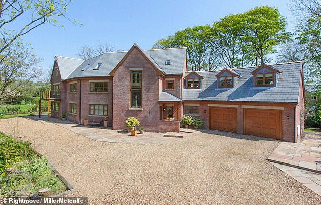 Los problemas económicos de Helen Flanagan continúan cuando la ex WAG finalmente vende su casa conyugal: 500.000 libras esterlinas por debajo del precio de venta.