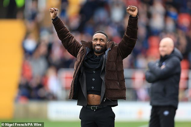 Información sobre el debut como entrenador de Jermain Defoe: el primo de una ex estrella de la Premier League que salvó a su equipo de Woking, las grandes ambiciones del club y un curso intensivo en una montaña rusa para el ex delantero de los Spurs.