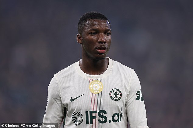 ¡Ahora OTRA estrella del Chelsea está poniendo en duda su futuro! Moisés Caicedo es el último jugador de los Blues que se niega a descartar una transferencia después de que le pidieran que se uniera al Real Madrid tras la suspensión de Enzo Fernández.