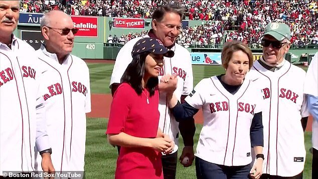 El alcalde de Boston y el gobernador de Massachusetts, despiertos, fueron abucheados durante el día inaugural de los Medias Rojas en el Fenway Park.
