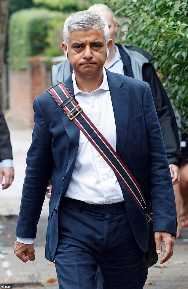La policía armada que custodiaba al alcalde de Londres, Sir Sadiq Khan, dejó “una bolsa llena de armas en la acera frente a su casa” antes de ser encontrada por una mujer embarazada.