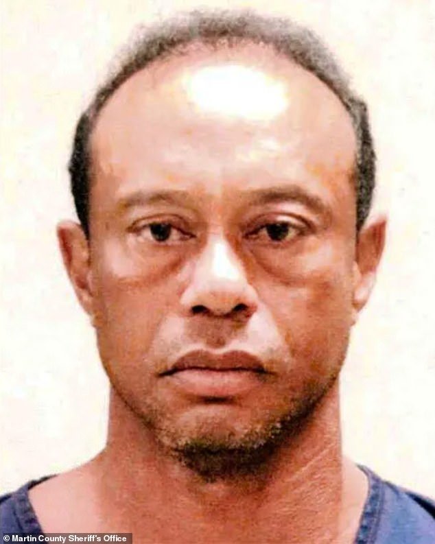 Tiger Woods fue capturado con uniforme de prisionero en una fotografía policial recién publicada mientras el avión del héroe del golf huye a Zurich para recibir tratamiento.